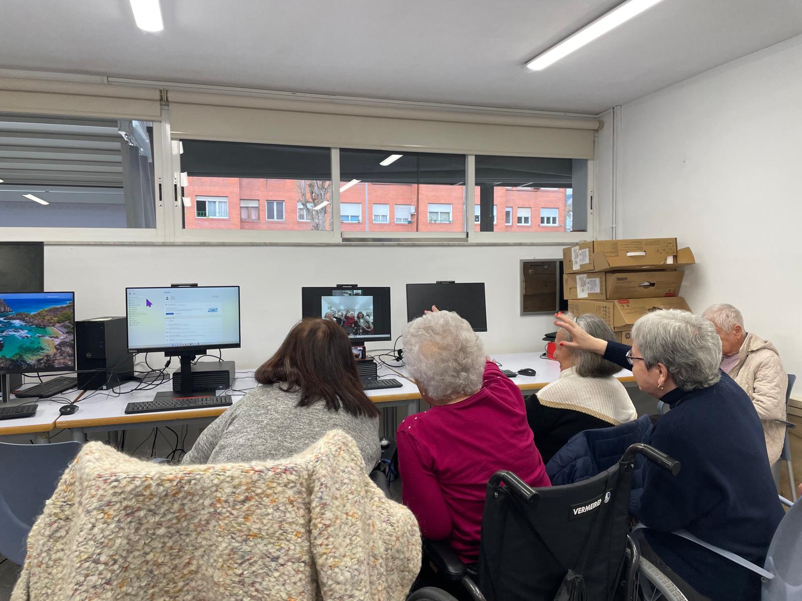 participando projecte intergeneracional realitzat per Mercè Pla 'educadora social