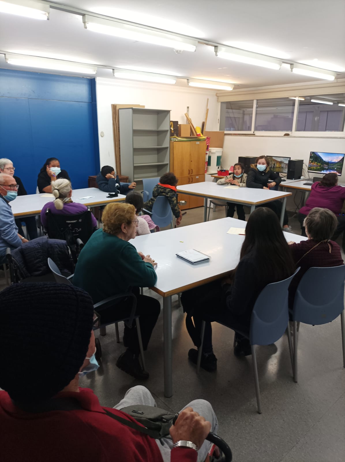 escucha activa projecte intergeneracional realitzat per Mercè Pla 'educadora social